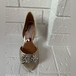 Badgley Mischka Satin Heels with Crystal Embellishment Size 8 VGUC